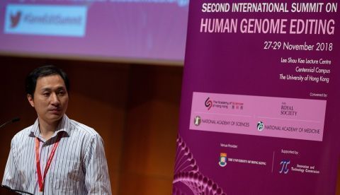 El científico chino He Jiankui, que asegura que ha modificado el ADN de dos bebés, en la presentación el miércoles de su trabajo en la II cumbre internacional sobre Edición del Genoma Humano en la Universidad de Hong Kong (China). EFE 	