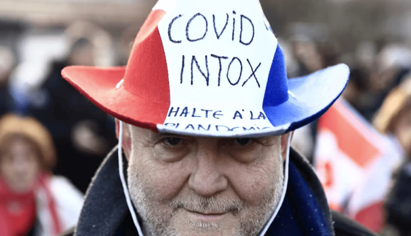 Un manifestant lors d’un rassemblement contre la vaccination « anti-Covid », à Paris, le 11 février 2022. SameerAl-Doumy/AFP