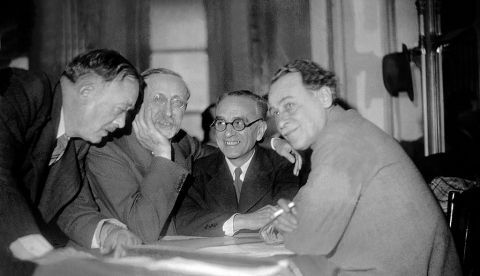 Vincent Auriol, Léon Blum, Paul Faure y Jean-Baptiste Séverac fotografiados durante un congreso de la SFIO en el Hôtel Moderne de París, mayo de 1936.