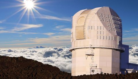 Fotografía cedida por el Observatorio Solar Nacional (NSO), la National Science Foundation (NSF) y la Asociación de Universidades para la Investigación en Astronomía (AURA) en donde se muestra el Telescopio Solar Daniel K. Inouye que combina un lente de 4 metros, el más grande del mundo para un telescopio solar, y las condiciones de visibilidad incomparables de la cumbre del volcán Haleakala, de 3.000 metros de altura y situado en la isla hawaiana de Maui. EFE/NSO/NSF/AURA