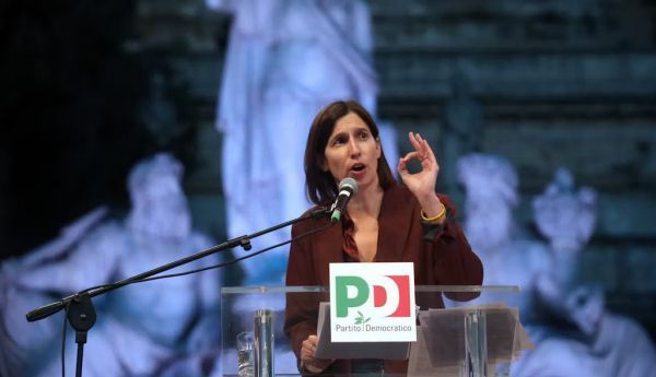 La secrétaire du Parti démocrate Elly Schlein, ici lors d’un discours lors d’une manifestation de l’opposition au gouvernement Meloni à Rome sur la Piazza del Popolo le 11 novembre 2023. Marco Iacobucci Epp/Shutterstock