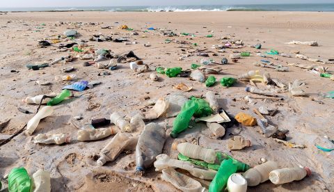 El Gobierno gravará fiscalmente los envases de plástico de un solo uso / EFE / ARCHIVO