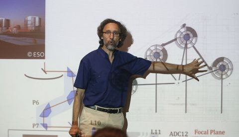 El astrónomo Gaspare Lo Curto del Observatorio Europeo Austral (ESO), realiza una presentación hoy, viernes 9 de febrero de 2018, en Santiago (Chile), donde da a conocer detalles sobre el espectrógrafo Espresso, que se encuentra instalado en el centro astronómico Paranal, en la ciudad de Antofagasta a unos 1.300 kilómetro al norte de Chile. EFE