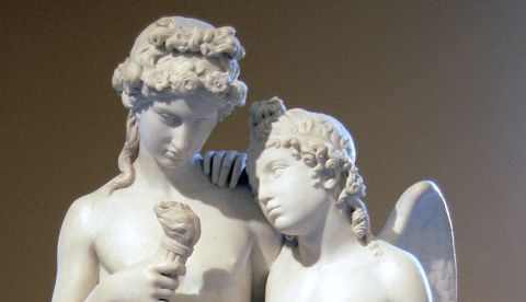 Escultura de George Rennie en la que se muestra al dios Himen portando una antorcha junto a Cupido. / Wikipedia.