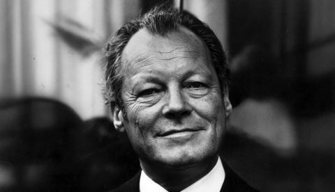 Herbert Ernst Karl Frahm, más conocido como Willy Brandt (Lübeck; 18 de diciembre de 1913-Unkel; 8 de octubre de 1992), fue un político socialdemócrata alemán que ocupó el cargo de canciller de Alemania Occidental entre 1969 y 1974. Willy Brandt fue el nom de guerre que asumió tras ser víctima de la persecución política del régimen de la Alemania nazi.