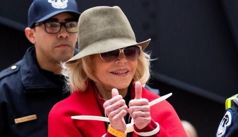 La actriz estadounidense Jane Fonda es arrestada por la policía durante una manifestación contra el cambio climático en Washington, Estados Unidos. EFE/ Michael Reynolds/aRCHIVO