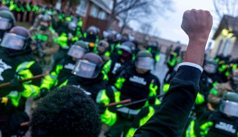 Manifestantes desafían el toque de queda por la muerte del joven afroamericano en Mineápolis