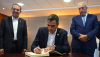 El presidente del Gobierno, Pedro Sánchez, acompañado por el alcalde de Vigo, Abel Caballero, y el presidente del grupo Delta Vigo, Francisco Puga, firma en el libro de honor de la empresa. | Pool Moncloa / Borja Puig de la Bellacasa. Vigo (Pontevedra) - 1.10.2026