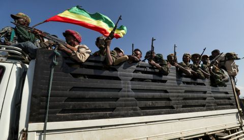 Milicianos de la región de Ahmara dirigiéndose a Tigre para enfrentarse a los soldados del FPAT / TIKSA NEGERI / REUTERS