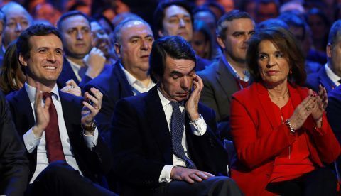 José María Aznar (c) junto a Pablo Casado en una imagen de archivo.