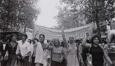 Manifestación por la liberación gay el 26 de junio de 1977 en La Rambla. / Colita