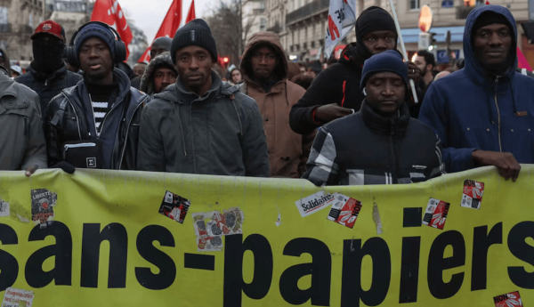 Des manifestants « sans-papiers » lors d’un rassemblement contre la loi française sur l’immigration, à Paris, le 5 janvier 2024. Emmanuel Dunand / AFP