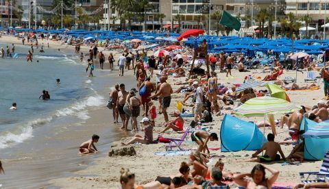 Cientos de turistas en la playa de Levante en Benidorm(Alicante). . EFE / Manuel Lorenzo