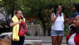  Personas hablando por el móvil en una calle. Fotografía tomada en una calle de Caracas el pasado 26 de junio. ttanni/Shutterstock