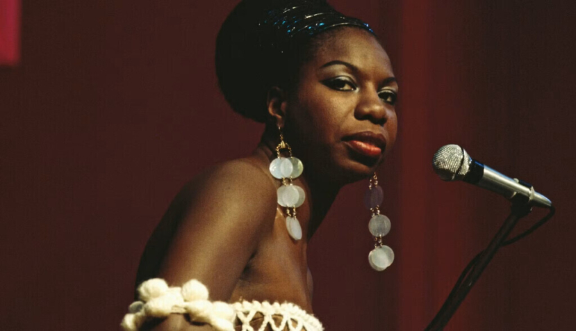 Nina Simone actuando en directo en el Festival de Jazz de Newport, Rhode Island, el 4 de julio de 1968. David Redfern/Redferns