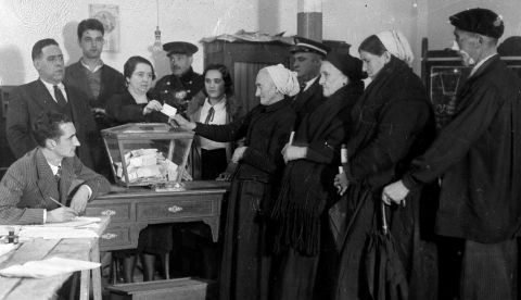 Referéndum autonómico del 5 de noviembre de 1933 en Éibar, primera vez que la mujer puede votar, en el resto de España lo hicieron en las elecciones generales del 19 de noviembre de 1933. Foto realizada por Indalecio Ojanguren.