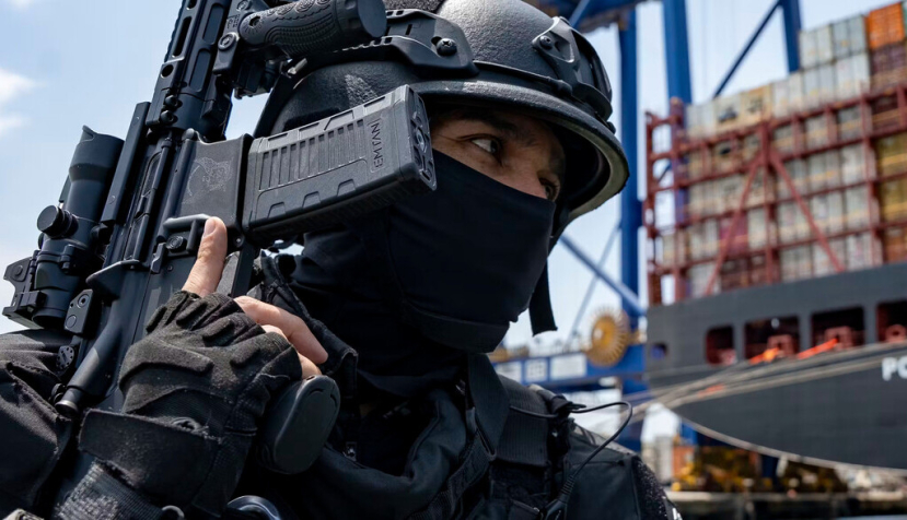Personal de seguridad ecuatoriano realiza una patrulla cerca del puerto de Guayaquil en abril de 2026. Mauricio Torres / EPA