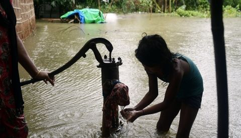 Llega el calor y para refrescarse cualquier persona piensa en el agua, un recurso cuya escasez sufren unos 2.000 millones de personas, según la ONU, y del que en el escenario actual de crisis climática para 2030 se prevé que la mitad de la población mundial viva en zonas afectadas por un alto grado de estrés hídrico.  EFE/STR