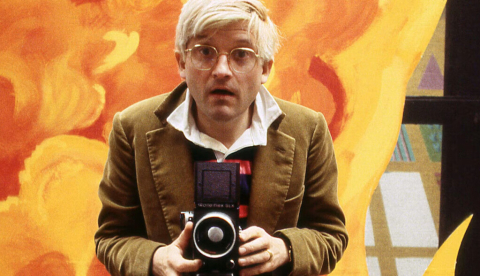 David Hockney trabajando en la escenografía de la producción de Glyndbourne de la ópera La flauta mágica en 1977. Goddard Archive Portraits / Alamy
