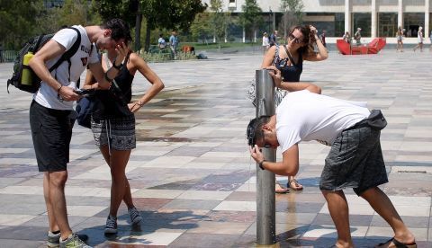 Altas temperaturas en Tirana (Albania). EPA/MALTON DIBRA