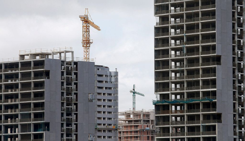 Las hipotecas resisten con moderación el freno de las compraventas en un mercado cada vez más caro: el importe medio sigue creciendo