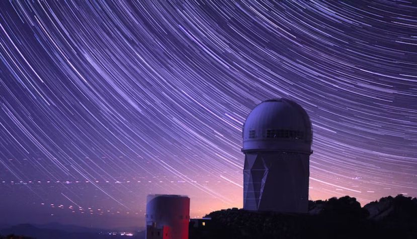 Las estelas de las estrellas toman forma alrededor de la cúpula del telescopio Mayall, en cuyo interior está el Instrumento Espectroscópico de Energía Oscura del experimento DESI P. Marenfeld y NO, CC BY