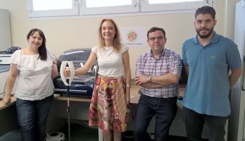 Un grupo de investigación de la Universidad de Jaén ha patentado un bastón electrónico de senderismo que permite recargar dispositivos electrónicos. Imagen facilitada por la Fundación Descubre.
