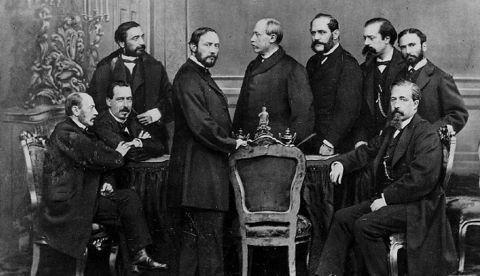 Gobierno Provisional de 1968. De izquierda a derecha, Laureano Figuerola –Hacienda-, Práxedes Mateo Sagasta –Gobernación-, Manuel Ruiz Zorrilla –Fomento-, Juan Prim –Guerra-, Francisco Serrano –Presidente-, Juan Bautista Topete –Marina-, Adelardo López de Ayala –Ultramar-, Antonio Romero Ortiz –Gracia y Justicia-, Juan Álvarez Lorenzana –Estado- (Fotografía de J. Laurent.- Biblioteca Nacional, Madrid).