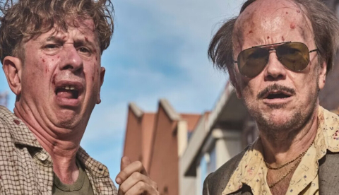  Dos hombres con aspecto desastrado miran algo fuera de campo. Gabino Diego y Santiago Segura en una imagen de Torrente, presidente. Sony Pictures
