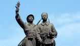 Le monument aux morts Demba et Dupont, érigé à Dakar en 1923, rend hommage aux tirailleurs sénégalais de la Première Guerre mondiale. Mais ce corps militaire a été créé plusieurs décennies plus tôt, et le capitaine Mamadou Racine y a servi à la fin du XIXe siècle. Seyllou/AFP