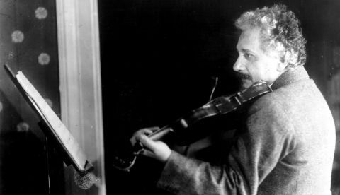 Berlin, año 1929 .- Retrato de Albert Einstein, físico alemán tocando el violin. EFE/Archivo