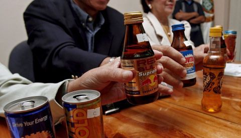 Estas bebidas, que salieron al mercado en la década de 1990, en general tienen un alto contenido de cafeína y azúcares, vitaminas y estimulantes legales de origen vegetal como guaraná o ginkgo biloba, así como la taurina (un aminoácido) y metabolitos como la carnitina. EFE/Archivo