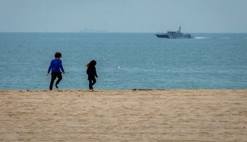 Dos niños juegan en la playa de El Masnou. EFE/Enric Fontcuberta