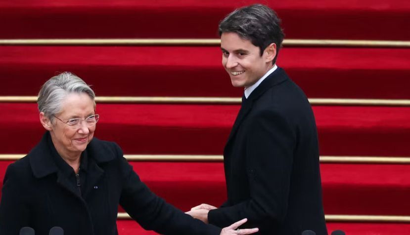 Le nouveau Premier ministre Gabriel Attal salue sa prédécesseure Elisabeth Borne lors de la cérémonie de passation à Matignon le 9 janvier 2024. Emmanuel Dunand/AFP