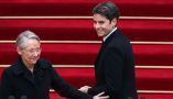 Le nouveau Premier ministre Gabriel Attal salue sa prédécesseure Elisabeth Borne lors de la cérémonie de passation à Matignon le 9 janvier 2024. Emmanuel Dunand/AFP
