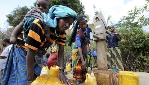 El agua de los pozos, que tiene una concentración de fluoruro de 2-3 mg/L, será filtrada gracias a esta nueva tecnología con zeolitas para abastecer de agua potable a toda la comunidad. EPA/TOBIAS HASE/Archivo