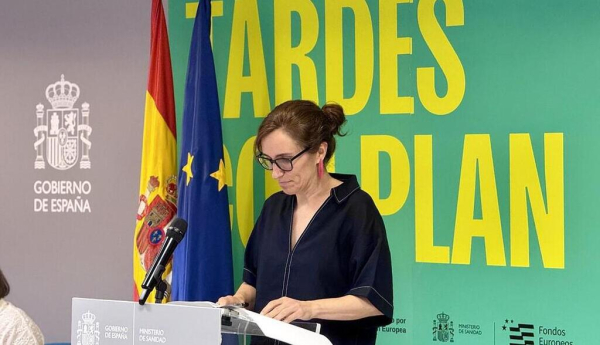 La ministra de Sanidad, Mónica García, en el acto de entrega de diplomas "Pioneras en la puesta en marcha del programa 'Tardes Con Plan'". / © lamoncloa.gob.es. Ministerio de la Presidencia.
