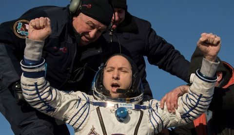Fotografía cedida por la NASA que muestra al cosmonauta estadounidense Randolph Bresnik a su salida de la nave tripulada rusa Soyuz MS-05 tras su aterrizaje en la estepa kazaja a la altura de Zhezkazgan. EFE/ Bill Ingalls