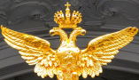 L’aigle bicéphale, emblème de l’Empire russe, sur la porte du musée de l’Ermitage à Saint-Pétersbourg. SSV.Photo/Shutterstock (no reuse)