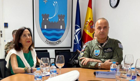La ministra de Defensa, Margarita Robles, en una reunión en el Centro de Operaciones Aéreas Combinadas de Torrejón. / © lamoncloa.gob.es. Ministerio de la Presidencia.