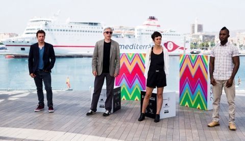 El cineasta David Trueba (2i), posa con los actores, Vito Sanz (i), Anna Alarcón y Zidane Barry tras presentar su largo "A este lado del mundo" a la Sección Oficial en el XXIII Festival de Málaga de Cine en Español, en el Muelle 1 de la capital malacitana. EFE/Jorge Zapata.