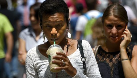De acuerdo a su investigación, beber de uno a cuatro refrescos al mes supone un 1 % de incremento del riesgo de muerte prematura; de dos a seis por semana un 6 % más; de una a dos por día un 14 %; y dos o más al día un 21 %. EFE/Archivo