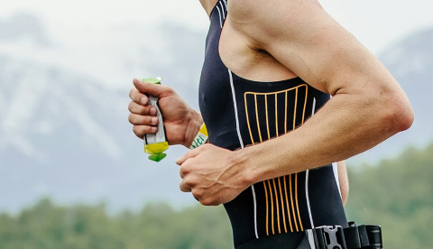 Un corredor lleva un gel de carbohidratos. Real Sports Photos/Shutterstock