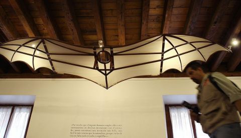 Vista general de la obra "Alas" de Leonardo da Vinci, expuesta en el Palacio de Minería en Ciudad de México (México), durante la muestra "Los Inventos de Leonardo da Vinci", que se celebró el pasado mes de abril. EFE/Archivo