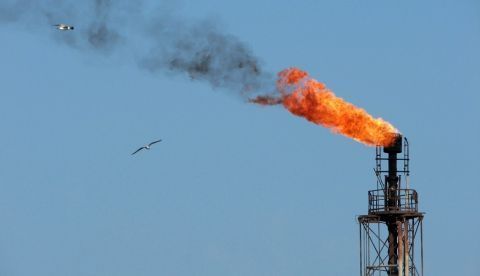 Fotografía de archivo tomada el 10 de octubre de 2007 que muestra una plataforma petrolífera en el Mar Negro cerca de Constanta en Rumanía. EFE/Str