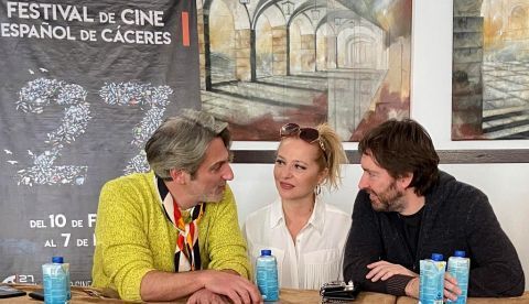 Ernesto Alterio, Pilar Castro y Daniel Sánchez Arévalo conversan antes del encuentro con los premiados del XXVII Festival de Cine Español de Cáceres. La guerra que mantienen abierta los exhibidores con las plataformas de streaming, y sobre todo con Netflix, ha salpicado esta vez al Festival de Cine Español de Cáceres que ha visto cómo el gremio de la exhibición ha vetado la proyección de "Diecisiete" de Daniel Sánchez Arévalo.- EFE/Eduardo Villanueva