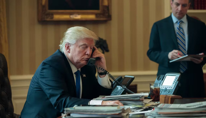 Donald Trump au téléphone avec Vladimir Poutine à Washington D.C., quelques jours après sa première investiture, le 28 janvier 2017. Drew Angerer/Getty Images North America via AFP