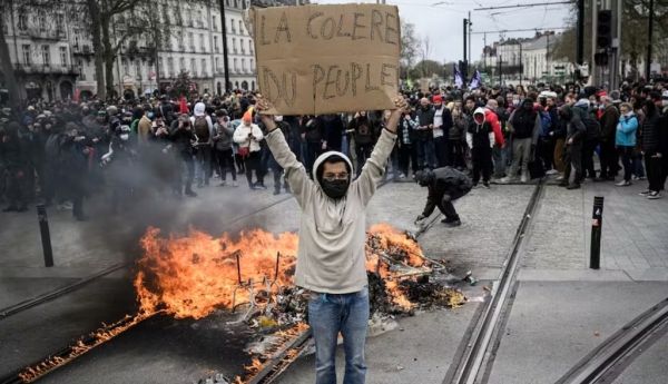 Depuis le recours au 49.3, de nombreuses manifestations spontanées ont lieu dans les villes françaises. Loic Venance/AFP