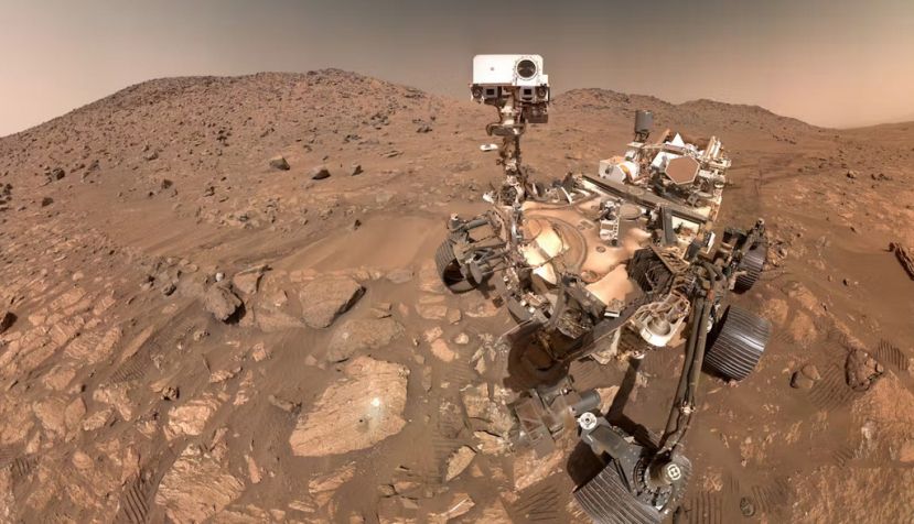 El róver Perseverance tomó este selfie en 2024. A su izda., cerca del centro de la imagen, la roca con forma de punta de flecha apodada Cheyava Falls, en la que han encontrado las manchas de leopardo. NASA/JPL-Caltech/MSSS, CC BY
