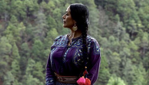 Fotografía cedida por Jennifer Pochat donde aparece la cantautora mexicana Lila Downs quien dedicó su nuevo trabajo "Dark Eyes", un sencillo en inglés, a inmigrantes en trabajos esenciales. 